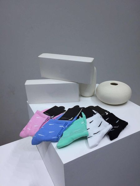 

мода мужские носки повседневная топы мужские спортивные носки 20fw новое прибытие мужчин и женщин чулки высокого качества одежды 5 пар в кор, Black