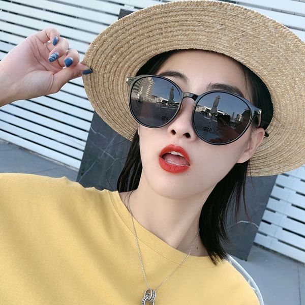 

2019 new korean version chaowang sunglasses red street p ultra light comfortable women's glasses fashion sunglasses uv protection, White;black