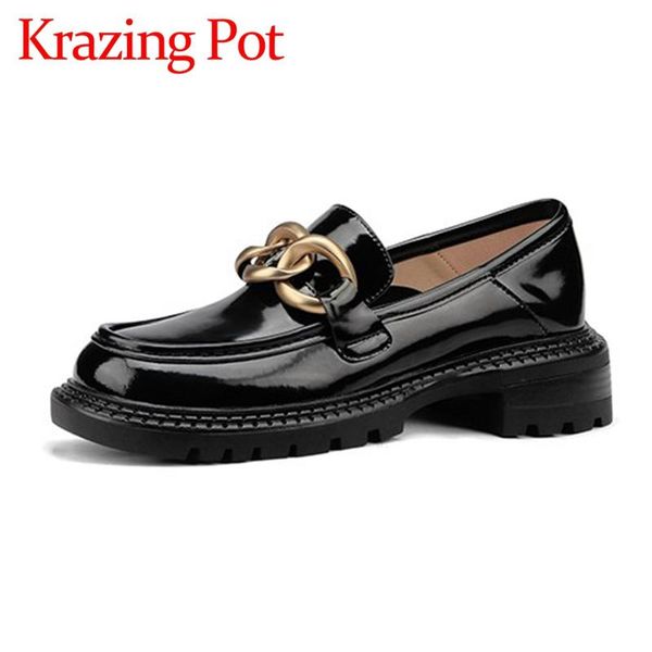 Scarpe eleganti Krazing Pot Plus Size 40 Mocassini da strada in pelle crosta di mucca Catene di metallo Punta tonda Tacco medio antiscivolo Décolleté intagliati L32