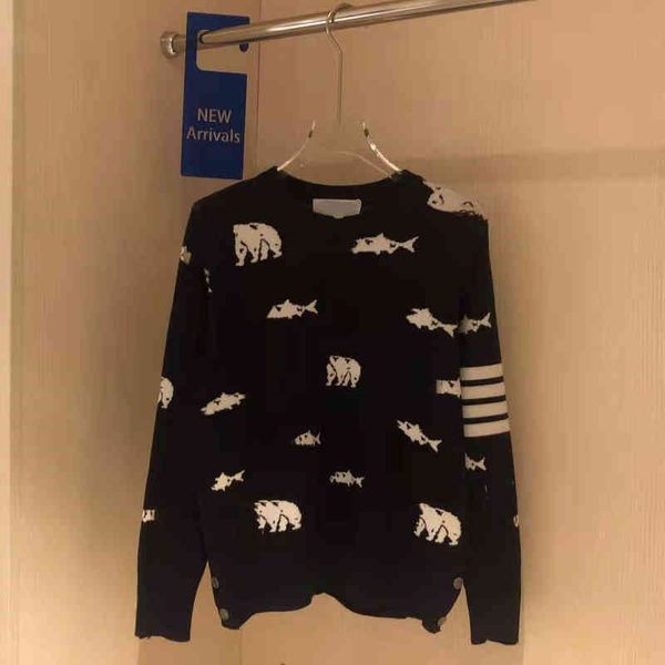 

2022 factory wholesale new high version autumn fashion striped animal jacquard simple leisure loose comfortable couple sweater, White;black