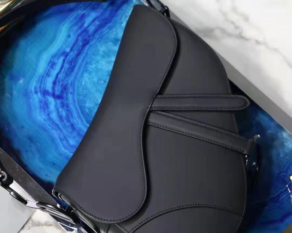 

classic fashion one-shoulder messenger bag leather wallet suitable for any occasion made in china