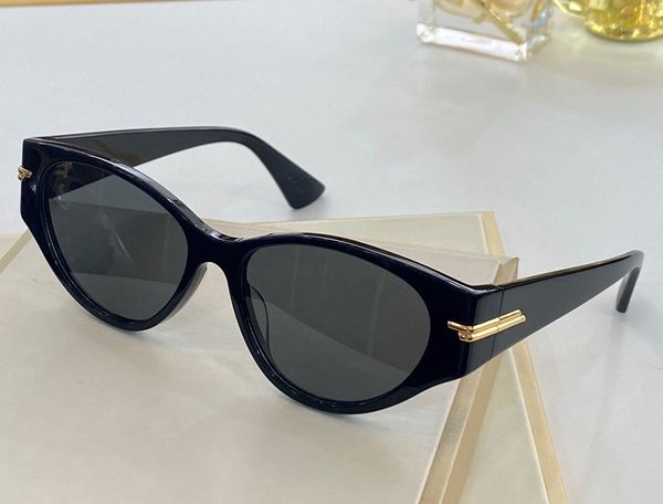 

1002 new ladies glasses electroplating retro square frame glasses simple fashion mens simple and popular style with box, White;black