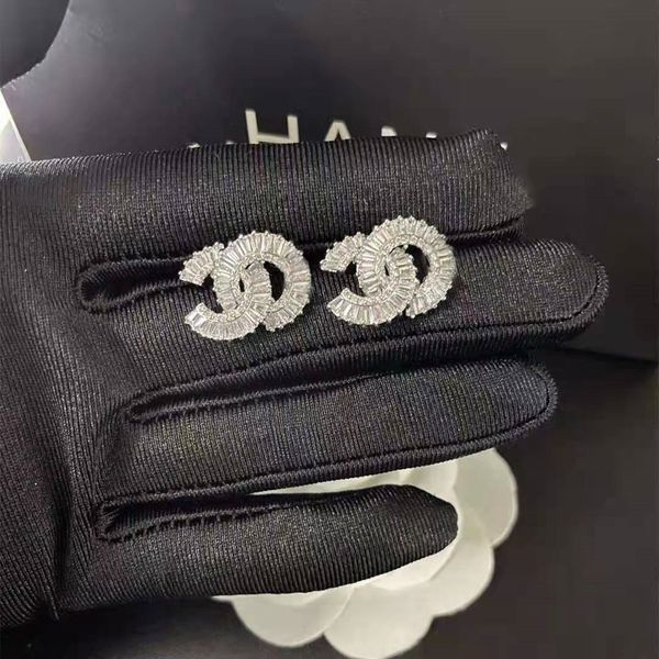 

2021 new designer jewelry xiaoxiang new letter studded earrings, Golden