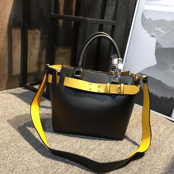 

luxurys designers bags designer woman bags new handbag single shoulder bag is preferred for street pgraphy