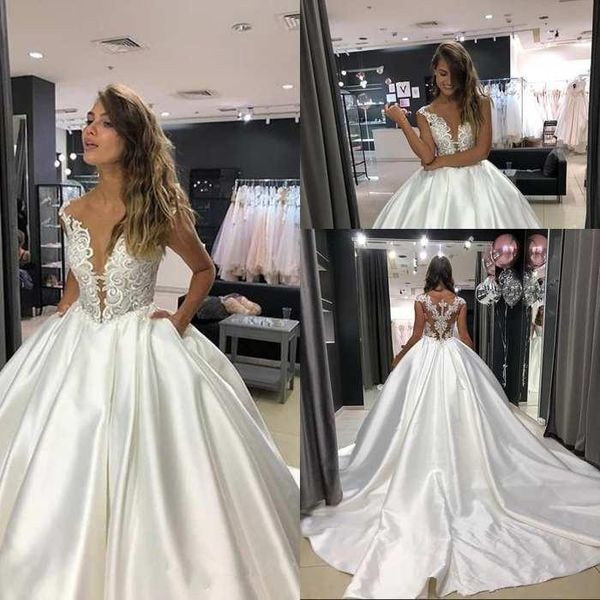 2021 Abiti da sposa moderni con abito da ballo in pizzo Applique in rilievo Sweep Train Custom Made Senza maniche Illusion Abito da sposa in raso Abiti da sposa