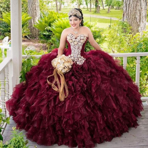 Mexikanisches Mädchen-Quinceanera-Kleid in Dunkelburgunderrot, Puffy-Rüschenrock, Perlenkristall-Festzugkleid, für 15 Jahre 2021