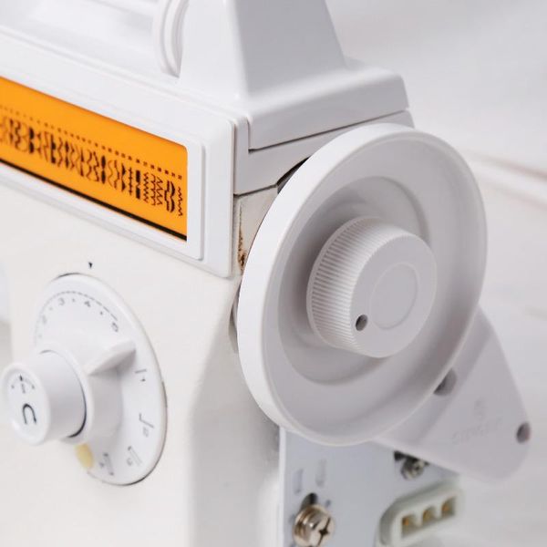 

singer 974. household sewing machines. clutch screw # 44468-452. clutch knob, Black