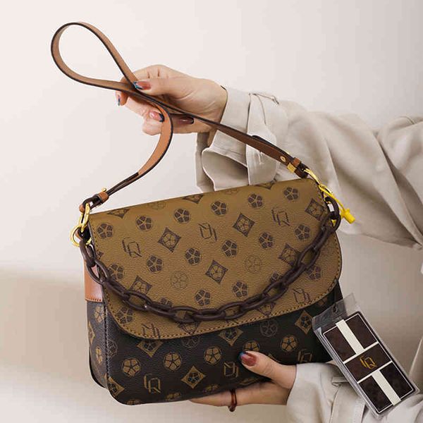 

2022 factory wholesale net red large capacity women's winter trend fashion printed wide shoulder belt messenger chain handbag
