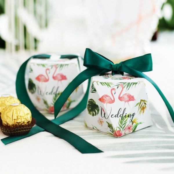 

50 pcs wedding candy boxes printed gift boxes with ribbon decent chocolate treat party favors couple flamingo pattern(smal