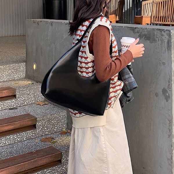 

small personality dark black department of large capacity crescent moon armpit bag qiu dong contracted baguette bag all hands