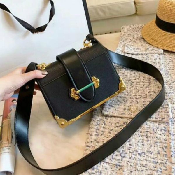 

high fahion lady crossbody bags ladies shoulder bag silver chain hand strap handbags on chain wholesale women fashion shoulder bags purse