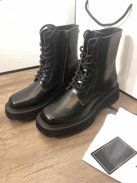 

this new 2021 boot is a shoe designed by luxury designers, with letters on the heel gd3b, Black