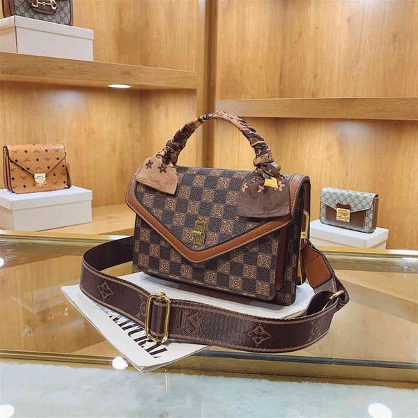 

2022 factory wholesale new korean wide printed women's handbag