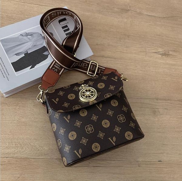

wholesale factory ladies leather bags hong kong style comfortable wide shoulder gold buckle personality crossbody bag fashion printed backpa, Black;red