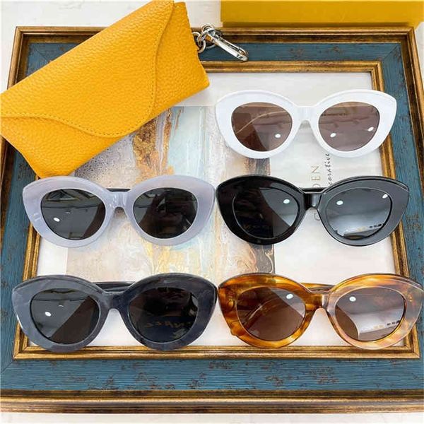 

75% off online shop luo yijia's new thick frame cat's eye mooncake sunglasses star sunglasses lw40051f, White;black