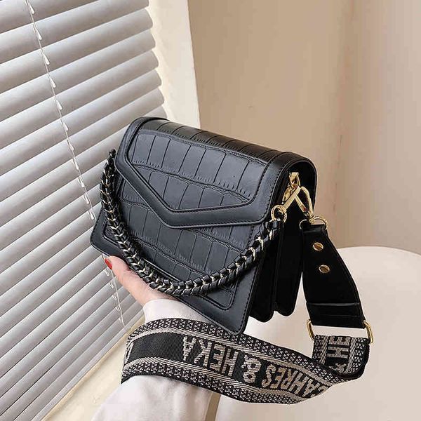 

2022 factory wholesale new minority bag female messenger trendy small square versatile ins portable chain, Black;red
