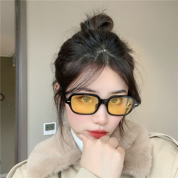 

trendsetter tiktok, all match, sunglasses, ins pose, White;black