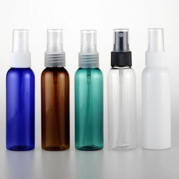 60-ml-Rundschulterflasche mit geripptem Seidensprühkopf und halber Abdeckung. Die Verpackungsflaschenflüssigkeit wird in leere PET-Flaschen T3I5160 aufgeteilt