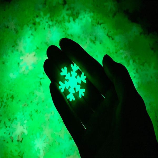 

50pcs / set красочные luminous снежинка наклейки стены glow in the dark декаль для детей детские комнаты спальня рождество украшение