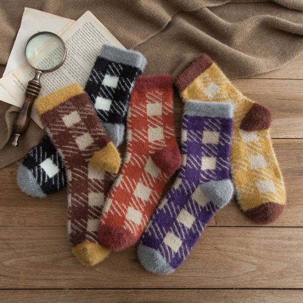 

new thickened mink like plaid thermal socks for women in autumn and winter 2020, Black;white