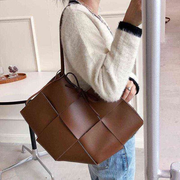 

shopping bags french fashion design handbag female pu summer woven large capacity zipper shoulder bag 220303