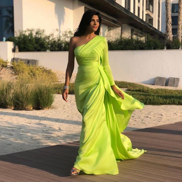 Elegante Árabe Dubai Lemon Verde Vestidos de Noite Longo para Mulheres Um Ombro Silk Setin Sereia Formal Vestidos de Partido Varredura Vestido de Prom