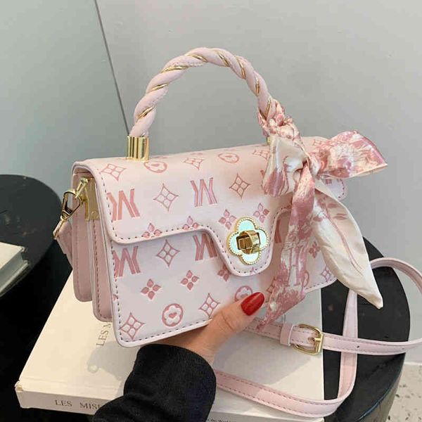 

2022 factory wholesale this year's popular female trendy texture portable small square bag fashion messenger bag