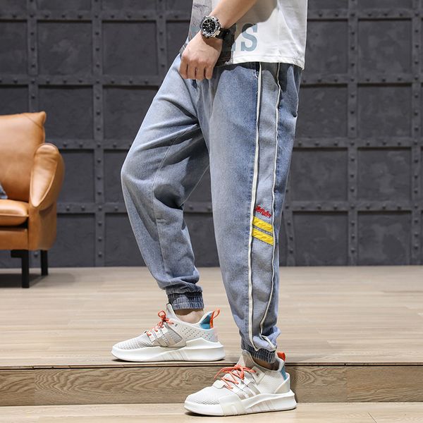 

2021 new japanese style fashion light blue loose fit denim cargo pants spliced designer harem trousers hip hop jogger jeans men jr5h
