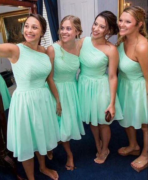 Mint grüne Brautjungfernkleider Chiffon One Schulter Riched Falten knielange kurze Trauzeugin Kleid Strand Hochzeit Gast Vestido