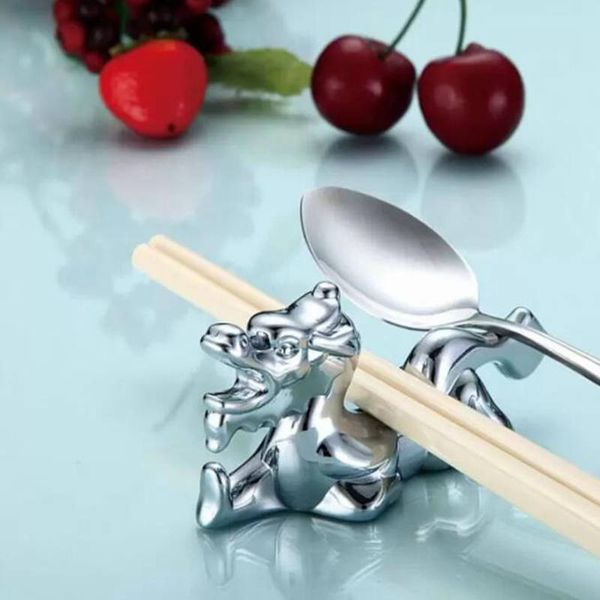Moda Ejderha Şekli Metal Taşınabilir Yemek Chopstick Tutucu Dinlenme Süslemeleri El Sanatları Masa Bıçağı ve Forks Tutucu Için