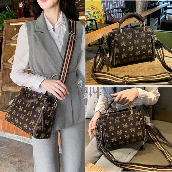 

luxurys designers autumn and winter 2021 new fashion hand-held women's niche design single shoulder messenger small square temperament