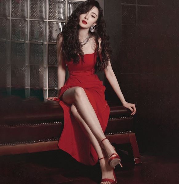 

da 2403b 2021 star's same slit suspender irregular solid pleated dress, White