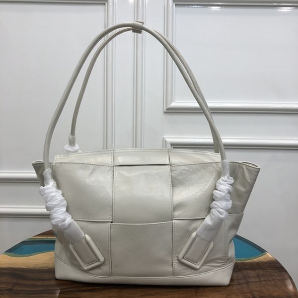 

new arco48 wax leather is lighter and softer mini shoulder bag 96009 soft modeling is lazy and casual;the undecorated fashion bags