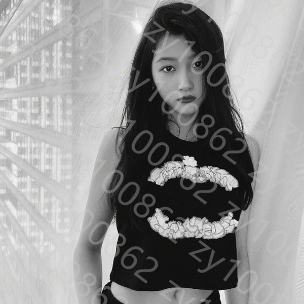 

guan xiaotong's new summer 2021 xiaoxiangfengshan camellia sleeveless loose open navel short waistcoat, White;black
