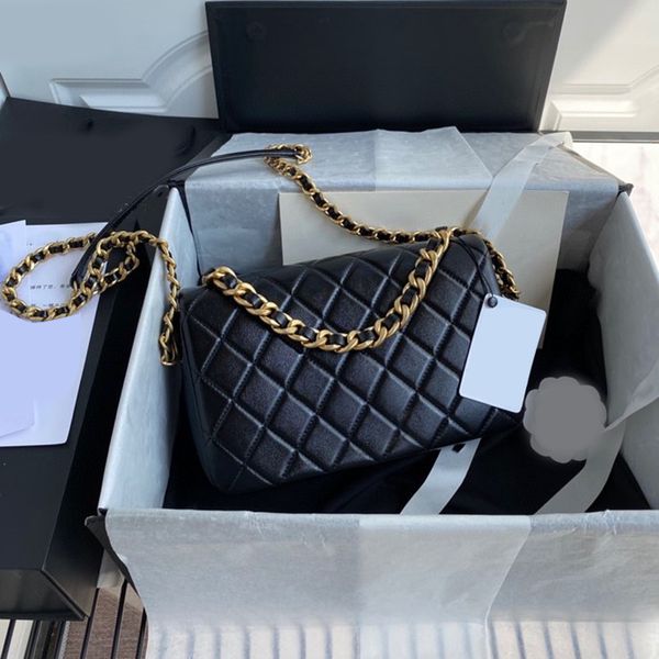 

the new early autumn 2020 cover is made of lamb skin, polished by special process 5558899 classic rhomboid pattern