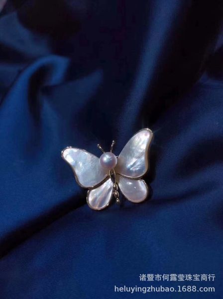 

pearl corsage butterfly mother pearl shellfish brooch autumn and winter gift akoya fresh water fashion design, White