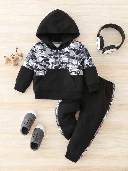 

baby camo print kangaroo pocket hoodie & sweatpants she, White