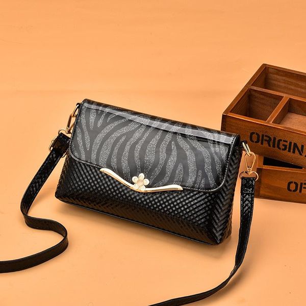 

2020 new fashion and generous small bag korean version of the atmospheric handbag large capacity middle-aged female bag shoulder