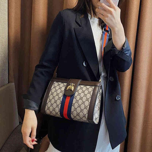

2022 factory wholesale women's bag style small square bag fashion ins super net red cross carrying versatile autumn and winter korean s
