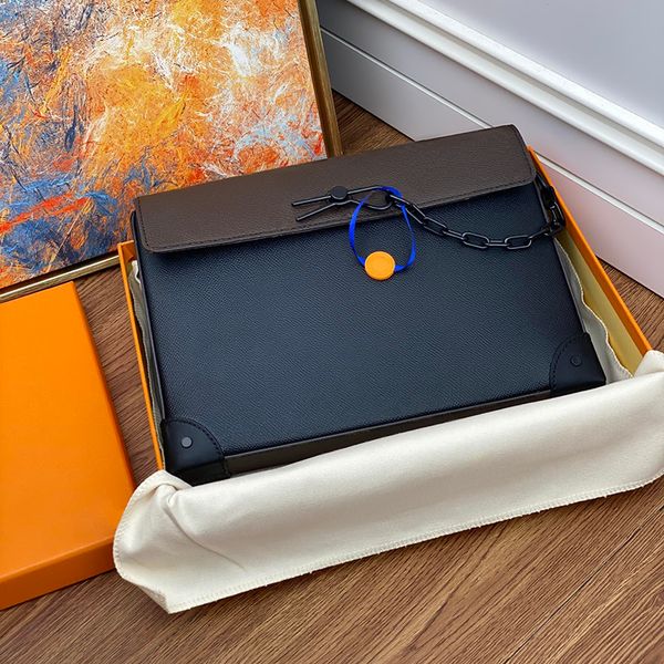 

soft calfskin shape clamshell design and smooth lines release modern charm leather straps to provide the way of shoulder or cross-body