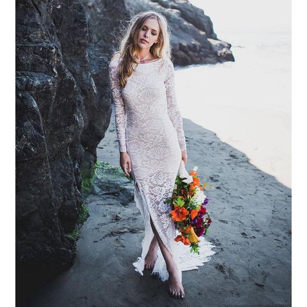 Abiti da sposa sexy in pizzo senza schienale con guaina Boho Beach Illusion maniche lunghe strascico lungo Abito da sposa bohémien Abito da sposa bohémien con spacco laterale