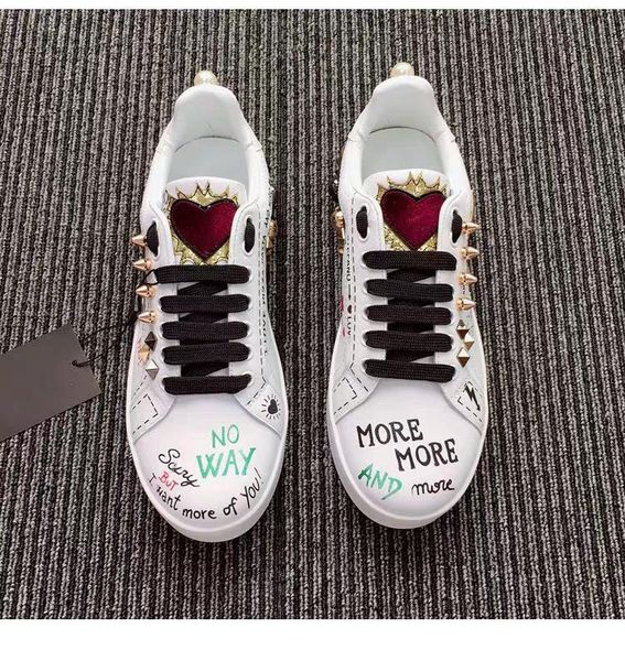 

новая осень 2019 граффити обуви женщин кожа небольшие белые туфли заклепки любовь музыка настольные женская обувь мода, Black