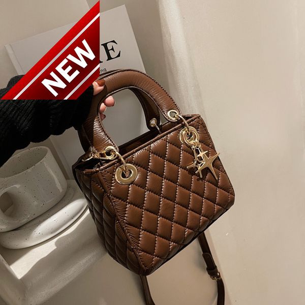 

2022 winter new diana small square portable bag women's one shoulder texture messenger fashion