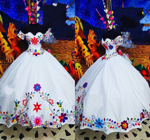 2022 weiße Charro-Quinceanera-Kleider, schulterfrei, Vinatge-bestickte Blumen, Satin, kurze Ärmel, süßes 15-Mädchen-Ballkleid, süßes 16-Kleid