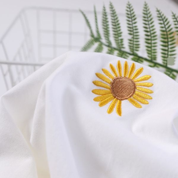 

2020 summer new embroidery small chrysanthemum short sleeve women's t-shirt loose large wear couple wear embroidery couple dress half s, White