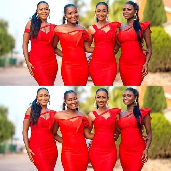 2021 Cheap sexy africano vermelho cetim sereia longa dama de honra vestidos fora do ombro ruched babados caseiros convidado de casamento empregada doméstica de honra