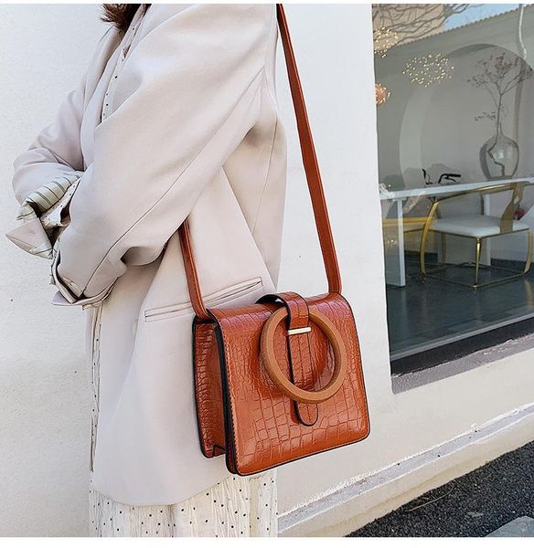 

2020 luxury spring summer fashion new temperament round wood handle flap handbag lady all match bag