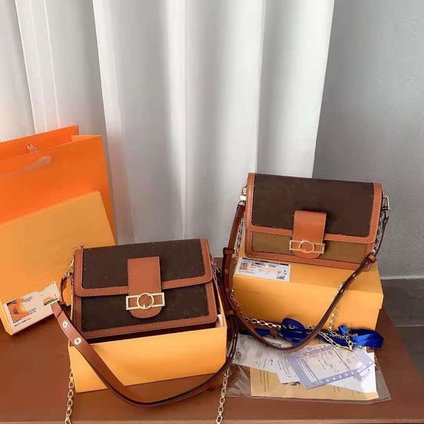 

designer designed classic old style postman bag, large capacity and fashionable. size: 25cm * 18cm * 7cm