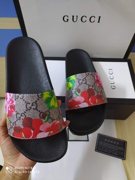

2019 designer fashion matching designer slippers new r luxury slides men's summer rubber sandals beach slippers fashion wear-resistant, Black