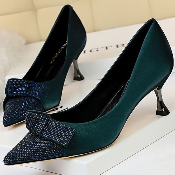 

2021 female 5.5cm low heels high green pumps pointed to the elegant lady luxury crystal shoes scarpins jeans black office bombs qeds